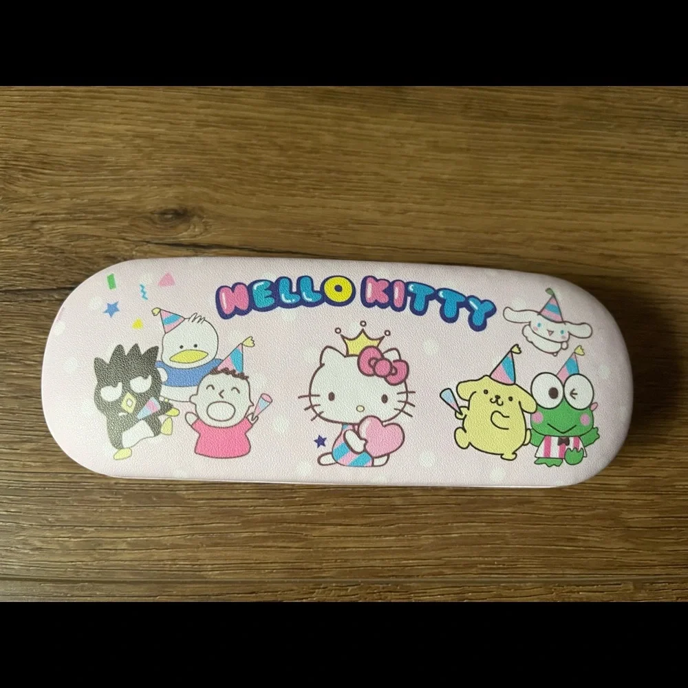 HELLO KITTY-NWT Children’s Sunglasses with Sanrio Case